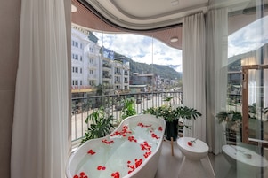 Executive Double Room | Individually decorated, individually furnished, desk, laptop workspace