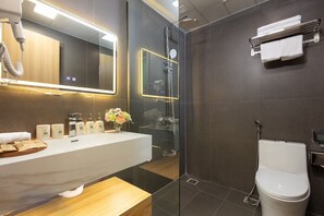 Kostenlose Toilettenartikel, Haartrockner, Bademäntel, Hausschuhe