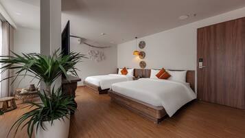 Habitación cuádruple familiar | 1 dormitorio, decoración individual, mobiliario individual y escritorio