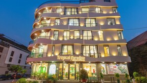 A multi-story hotel with balconies and a sign reading "Tropical Paradise Hotel & Coffee". - Tropical Paradise Sapa Hotel (Sa Pa)