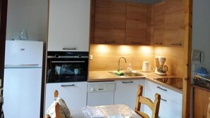 Unclassified image, 2 of 8, button - 50m from ski lifts, 1st floor, terrace, parking, tv, 30m², Arêches-Beaufort (Beaufort)