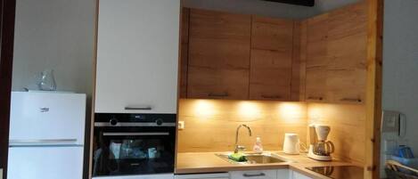 Kühlschrank, Mikrowelle, Ofen, Geschirrspüler