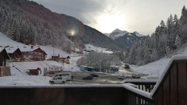 A snowy mountain village with buildings and parked vehicles. - 50m from ski lifts, 1st floor, terrace, parking, tv, 30m², Arêches-Beaufort (Beaufort)