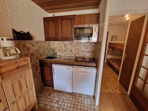 Fridge, coffee/tea maker