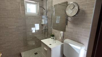 Suihku, hiustenkuivaaja, pyyhkeet, saippua