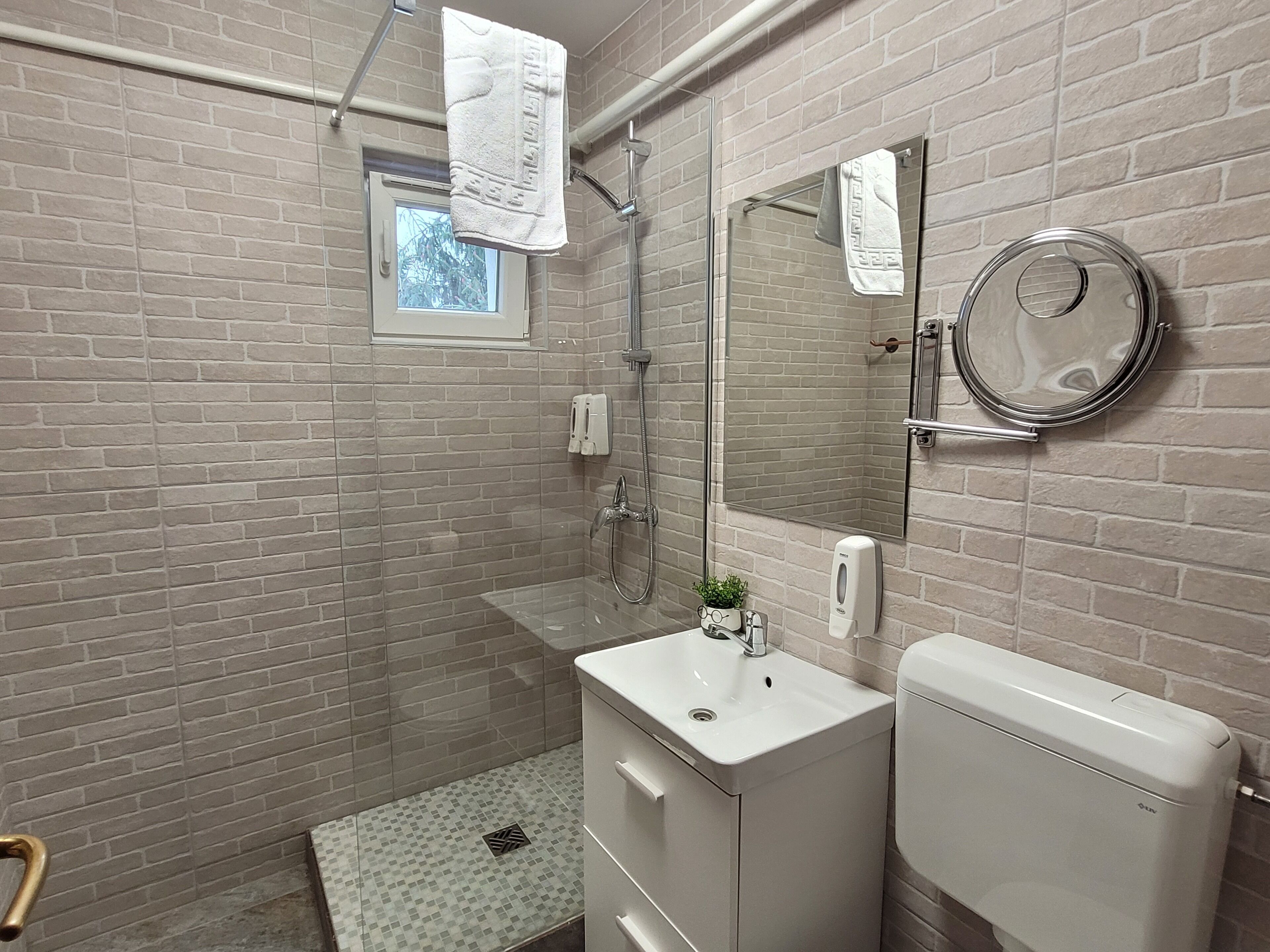 Ducha, secador de pelo, toallas y jabón