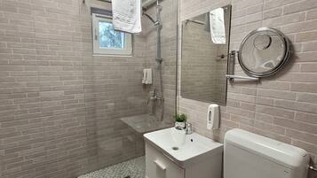 Ducha, secador de pelo, toallas y jabón