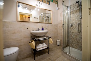 Ducha, secador de pelo, bidet, toallas