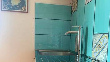 Appartamento panoramico, 1 letto matrimoniale con divano letto, angolo cottura, vista montagna | Cucina privata | Piano cottura, bollitore elettrico, pentole/stoviglie/utensili