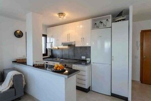 Fridge, microwave, oven, dishwasher - Villas2meet Apartamento Alborada (Can Picafort)