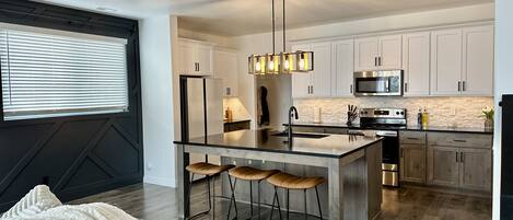 Kühlschrank, Mikrowelle, Ofen, Herdplatte