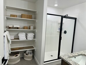 Douche, sèche-cheveux, serviettes fournies, savon