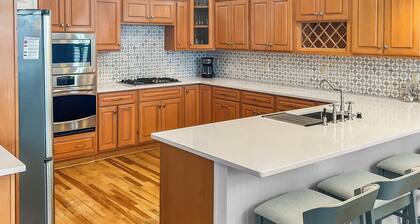 Remodeled 5 bedroom house with bikes – walking distance to the beach