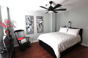 1 bedroom, desk, free WiFi, bed sheets - Downtown Oasis Central to Everything WInston (Winston-Salem)