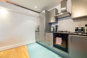 Een koelkast, een magnetron, een oven, een kookplaat