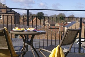 Outdoor dining - The Hornblower Suite (Ripon)