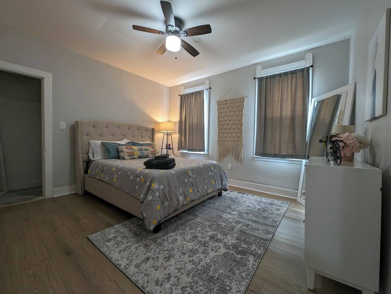 3 habitaciones, tabla de planchar con plancha, wifi y ropa de cama 