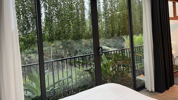 Makuuhuoneessa on suuri liukuovi, joka johtaa parvekkeelle, jolta avautuu näkymä vehreään puutarhaan.