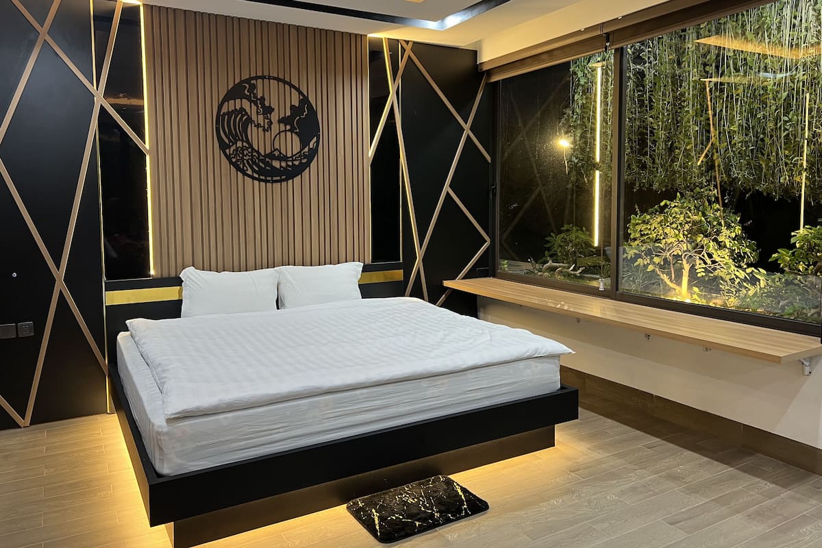 Phòng đơn dành cho gia đình, 1 giường cỡ king và sofa giường, phòng tắm riêng | Bộ đồ giường cao cấp, chăn bông, trang trí khác biệt