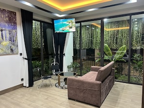 Family Single Room, 1 King Bed with Sofa bed, Private Bathroom | Living area | Smart TV