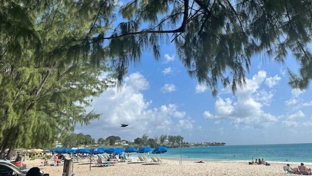 A beach with umbrellas, lounge chairs, and a clear sky. - K&L Villa Apartment (Christ Church)