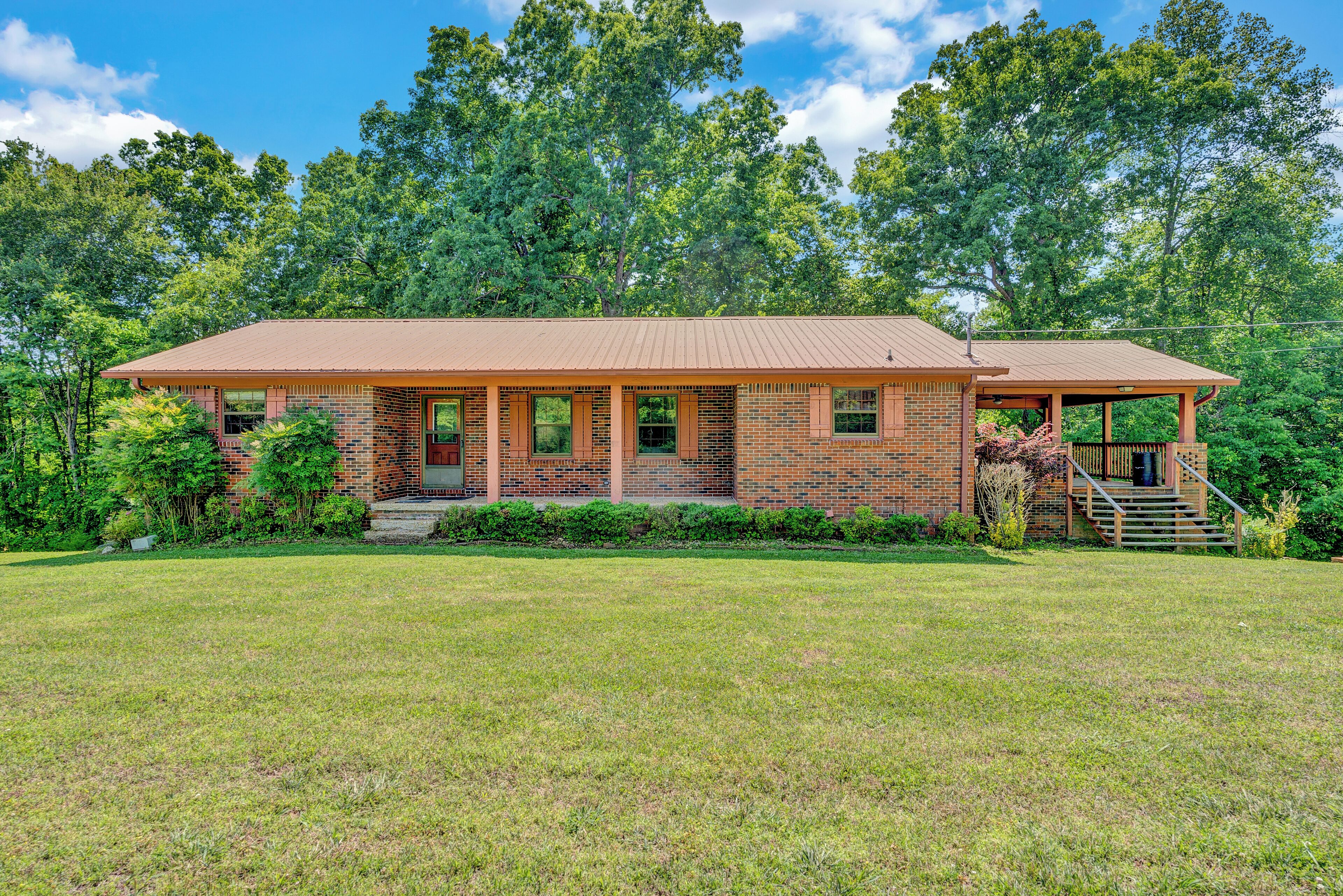 Seconds away from the lake, enjoy relaxing peace and quiet in spacious comfort