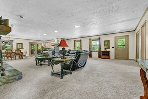 TV - Seconds away from the lake, enjoy relaxing peace and quiet in spacious comfort (Smithville)