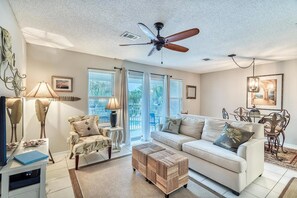 Living area - 1 bedrm condo on 30a overlooking pool & gardens. Walking distance to everything! (Santa Rosa Beach)