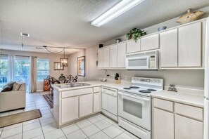 Private kitchen - 1 bedrm condo on 30a overlooking pool & gardens. Walking distance to everything! (Santa Rosa Beach)