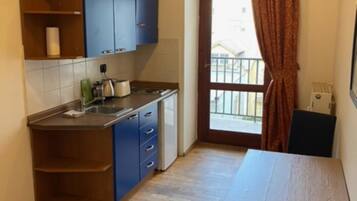 Apartamento | Cozinha privada | Geladeira, micro-ondas, cooktop, chaleira elétrica