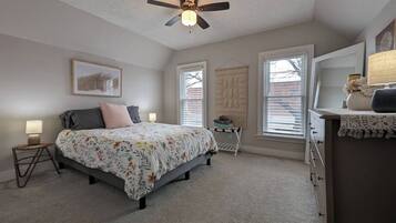 2 soverom, skrivebord, strykejern/-brett og wi-fi (inkludert)