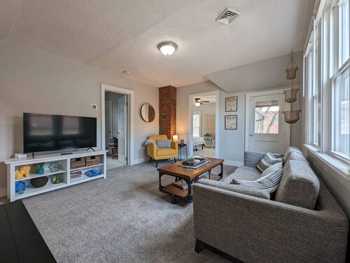 Stylish 2BR Ohio City Retreat: Near West Side Market, Breweries, & Downtown