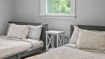 5 chambres, bureau, fer et planche à repasser, lit de bébé portatif