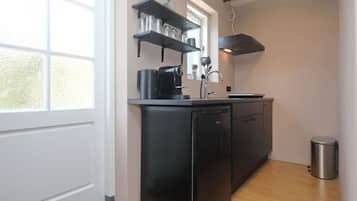 Fridge, oven, stovetop, coffee/tea maker