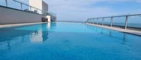 Piscine extérieure, chaises longues