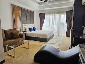 Deluxe Studio, 1 King Bed, Beach View | Individually decorated, individually furnished, desk, free WiFi - Ocean Breeze Condo (Negombo)