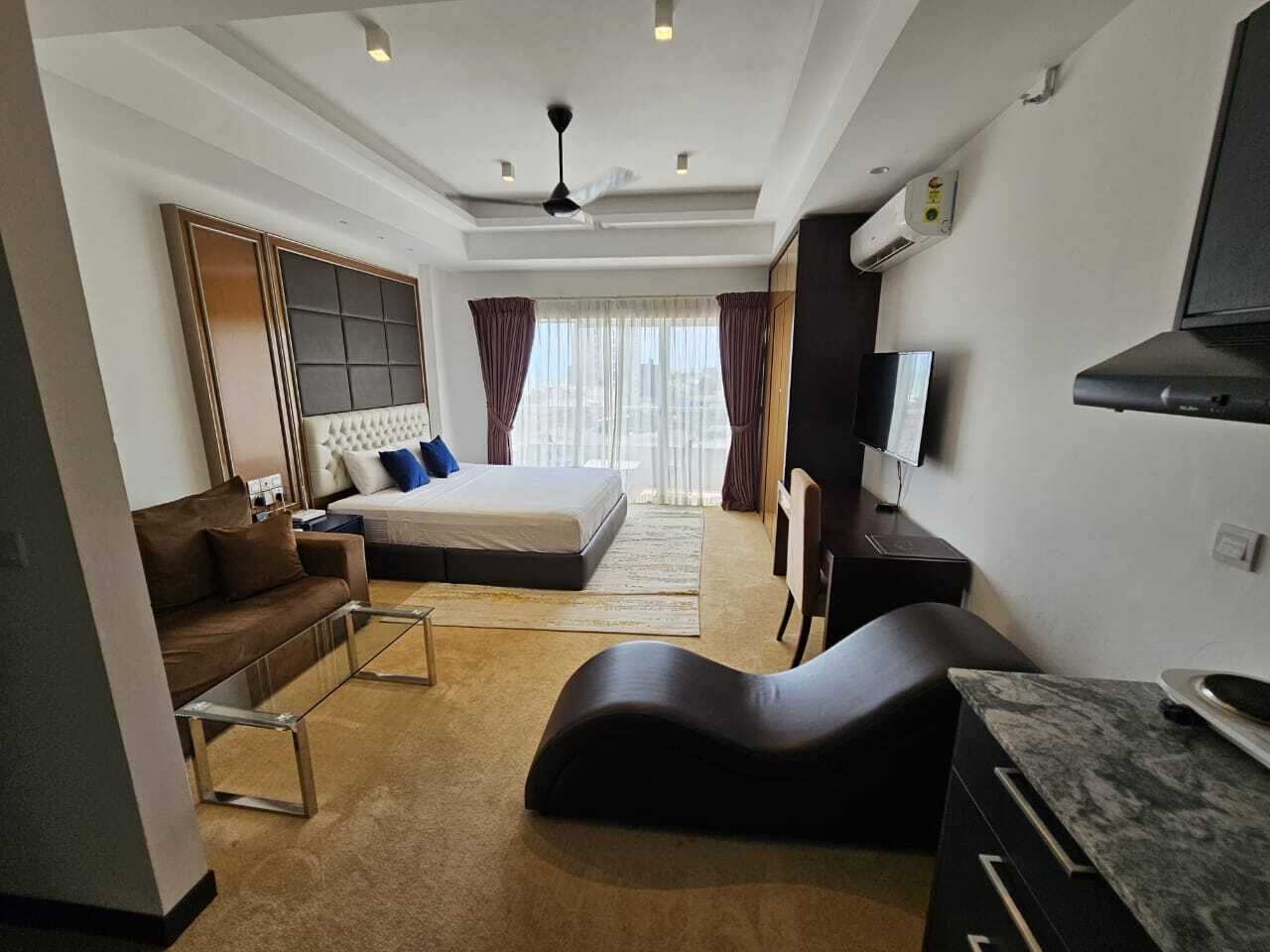 Deluxe Studio, 1 King Bed, Beach View