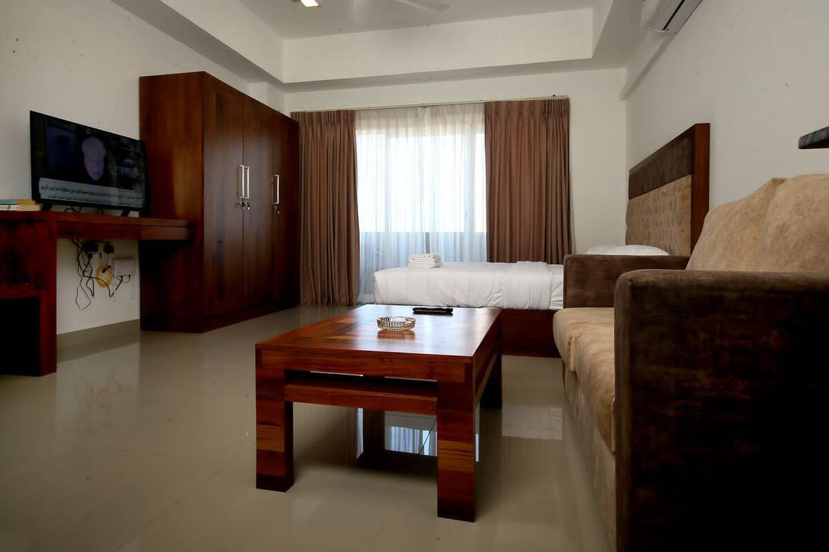 Deluxe Apartment, 2 Bedrooms, Sea View | 1 bedroom, individually decorated, individually furnished, desk