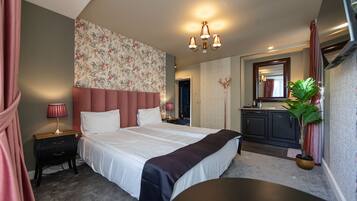 Habitación superior con 1 cama doble o 2 individuales | Caja fuerte, decoración individual, mobiliario individual y escritorio