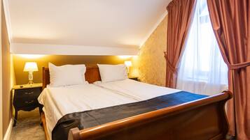 Executive Suite | In-room safe, individually decorated, individually furnished, desk