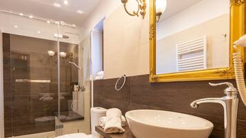 Suite exécutive | Salle de bain | Douche, douche cascade, articles de toilette griffés, séchoir à cheveux