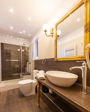 Executive Suite | Bathroom | Shower, rainfall showerhead, designer toiletries, hair dryer - Torres Poiana (Brasov)