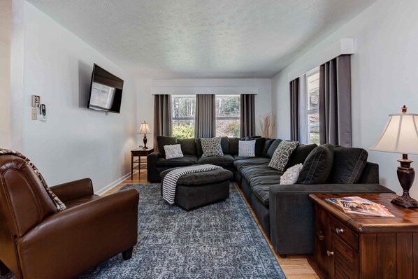 Smart TV, fireplace - Disoway Getaway house in Black Mountain with 4 bdrms, fire pits, and game room. (Black Mountain)