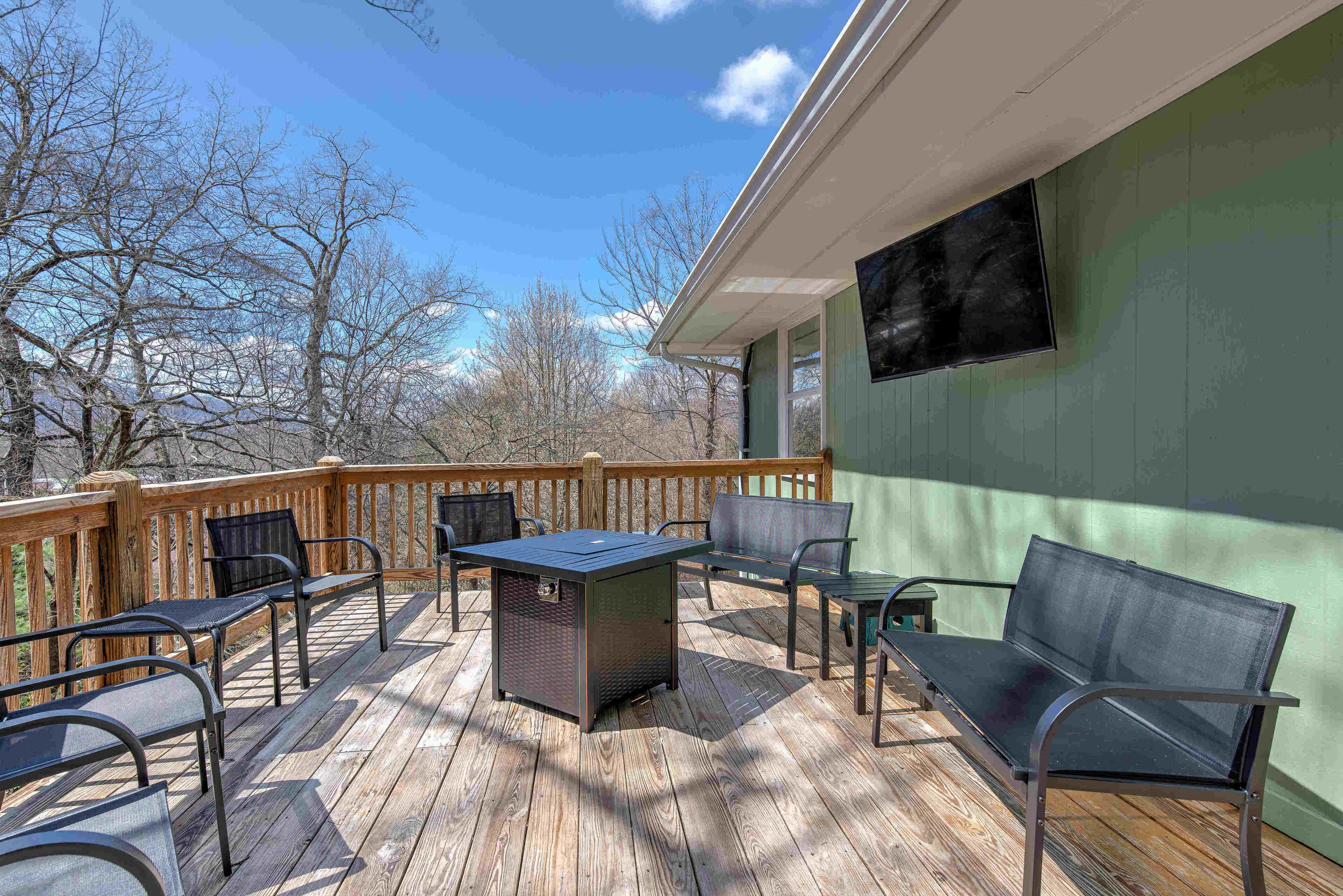 Disoway Getaway house in Black Mountain with 4 bdrms, fire pits, and game room.