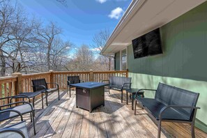 Terrace/patio - Disoway Getaway house in Black Mountain with 4 bdrms, fire pits, and game room. (Black Mountain)