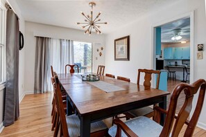 Dining - Disoway Getaway house in Black Mountain with 4 bdrms, fire pits, and game room. (Black Mountain)