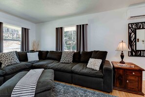 Smart TV, fireplace - Disoway Getaway house in Black Mountain with 4 bdrms, fire pits, and game room. (Black Mountain)