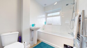 A bathroom with a toilet, sink, and shower. - Lovely 3 Bedroom House in Dagenham With Parking (Dagenham)