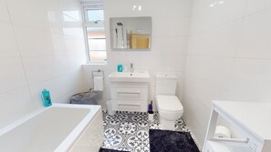 House | Bilik Mandi | Gabungan pancuran/tab mandi, tab mandi rendaman dalam, pengering rambut 
