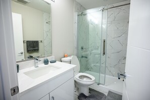Dusche, Haartrockner, Handtücher, Seife